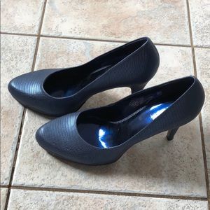 Nine West blue crocodile heals